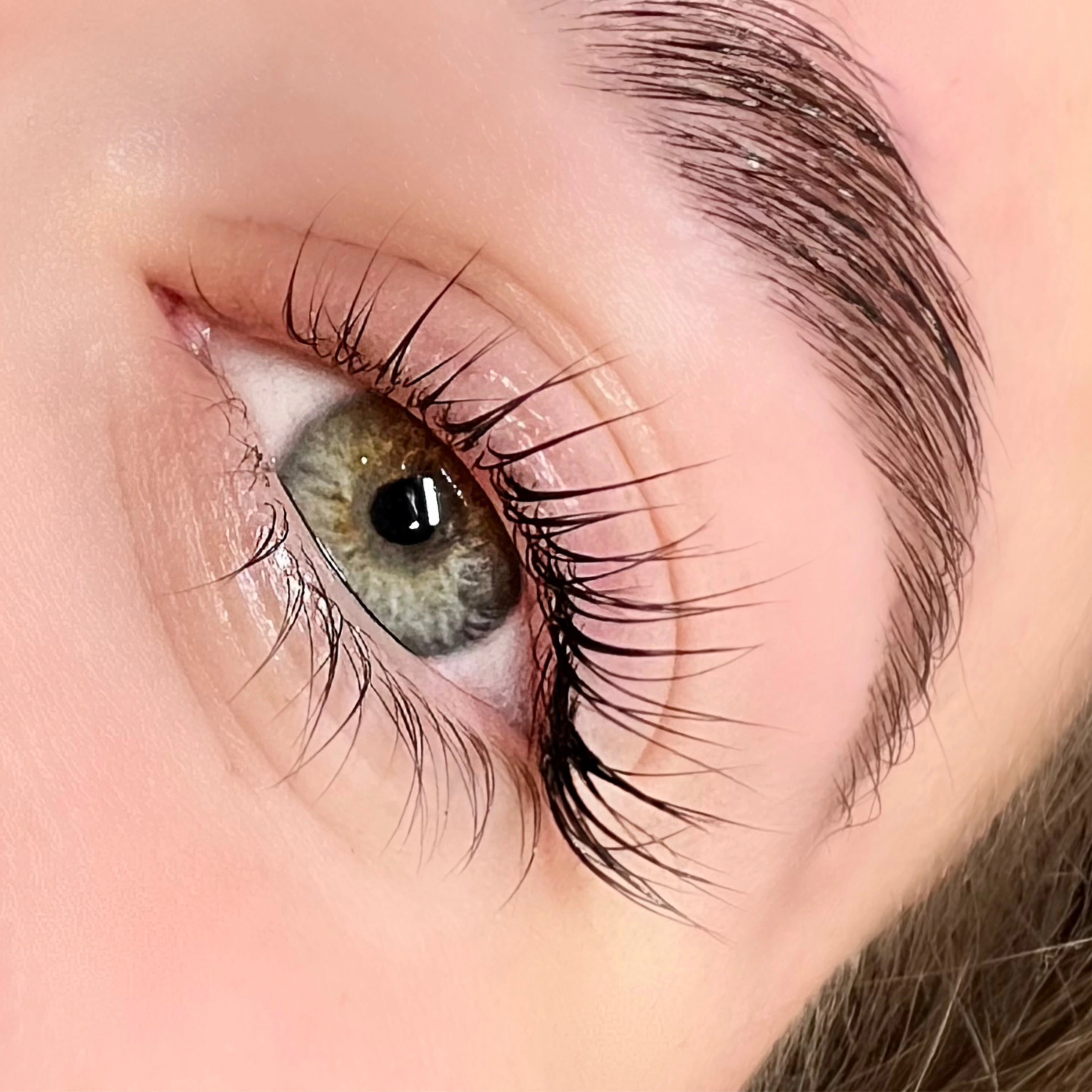 Lash Lift vs Lash Extensions: Complete Comparison Guide (2025)